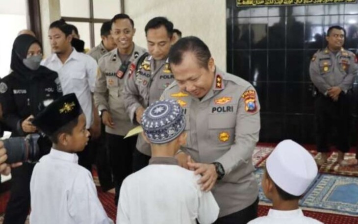 Kapolda Jatim Irjen Pol Toni Harmanto memberikan santunan anak yatim piatu 