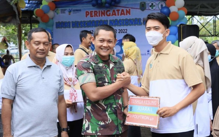 Dandim 1001/HSU-BLG Letkol Inf Dhuwi Hendradjaja saat memberikan penghargaan di Hati Kesehatan Nasional Ke-58 
