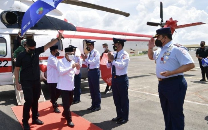 Pangkoopsud II Marsekal Muda TNI Widyargo Ikoputra saat menyambut Wapres RI KH Ma'ruf Amin, Sabtu (3/12)