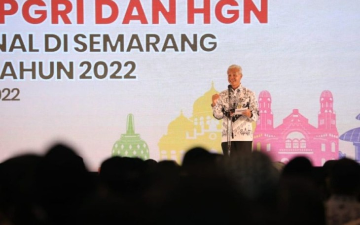 Ganjar Pranowo saat memberikan sambutan dalam acara Hari Guru Nasional di Marina Convention Center Semarang, Sabtu (3/12)