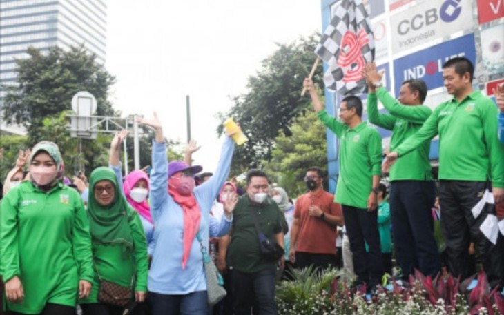 Heru saat melepas Jalan Sehat ASN Pemkot Jaksel di Taman Budaya Dukuh Atas, Jakpus, Minggu (4/12)