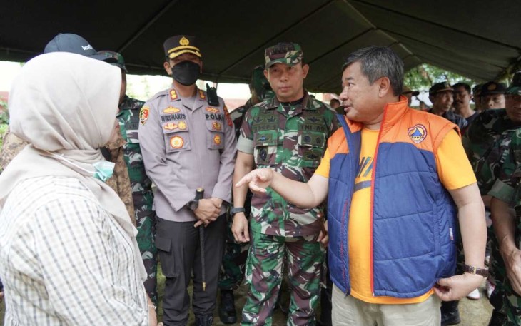 Danrem 062/Tn Kolonel Inf Asep Sukarna saat peninjauan lokasi terdampak gempa di wilayah Kabupaten Garut 