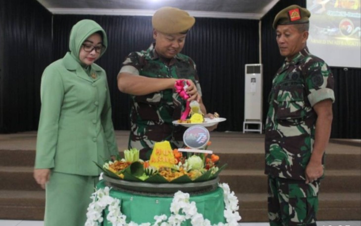 Danmenarmed 2 Kostrad Kolonel Arm Rizal Analdie memotong nasi tumpeng syukuran HUT Armed Ke-77 di Malang. Senin (5/12)