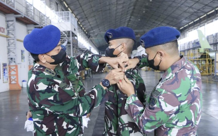 Kadisops Lanud Iswahjudi Kolonel Pnb Reza Muryadi saat menyematkan tanda peserta Latker Flight Control System F-16. Senin (5/12)