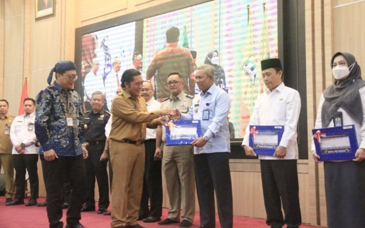 Pj Gubernur Banten Al Muktabar saat menyerahkan DIPA dan TKD Tahun Anggaran 2023 