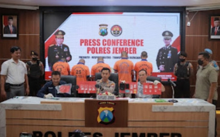 Kapolres Jember AKBP Heri Purnomo saat konferensi pers penangkapan kasus narkoba, Senin (5/12)