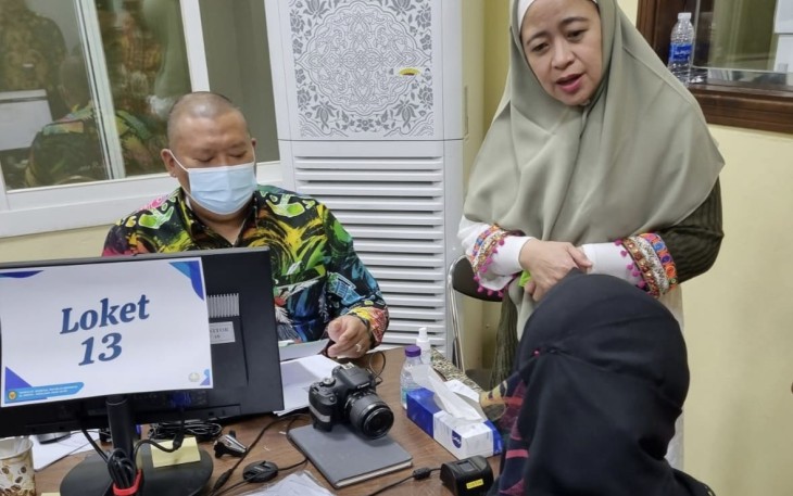 Puan Maharani saat berdialog dengan WNI Overstay di KJRI Jeddah untuk pengurusan penerbitan paspor. Rabu (7/12)