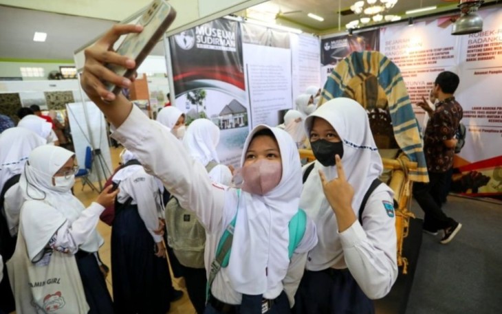 Antusias pelajar berswafo background replika Tandu Jenderal Sudirman dalam pameran kesejarahan di gedung Mulya Damai Kota Tegal, Jateng, Rabu (7/12)