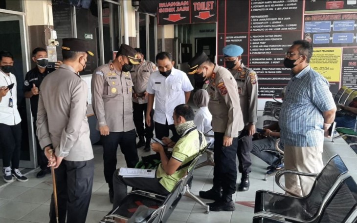 Kapolrestabes Medan Kombes Valentino Alfa Tatareda saat berdialog dengan warga pemohon pembuatan SKCK. Medan, Kamis (8/12)