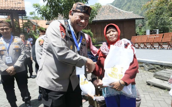 Kapolda Jatim Irjen Pol Toni Harmanto saat memberikan paket sembako warga suku Tengger