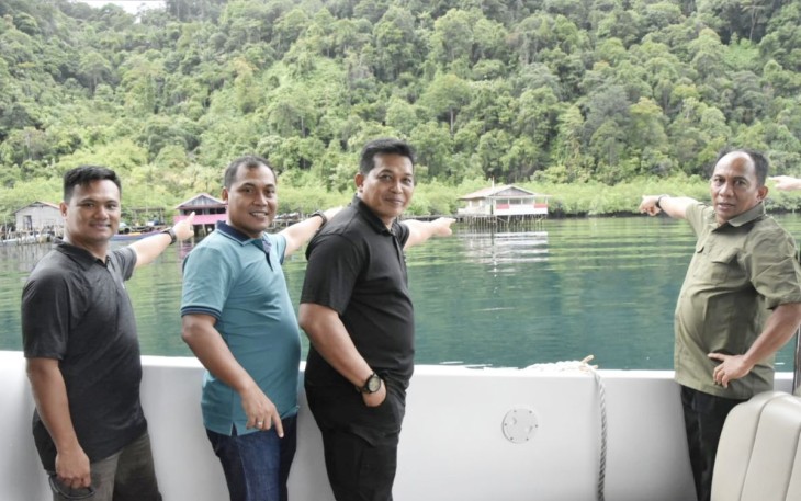 Danrem 023 KS Kolonel Inf Dodi Triwinarto saat mendampingi Kasdam I/BB tinjau Pos Babinsa Pulau Mursala. Sabtu (10/12)
