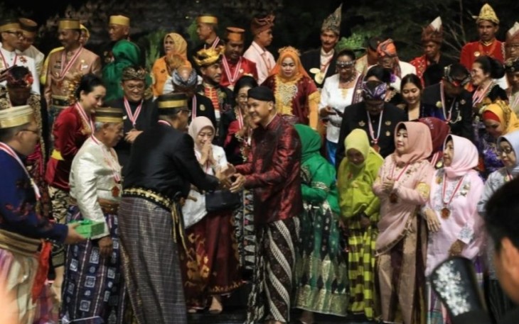 Ganjar Pranowo bersama para raja di candi Borobudur Jawa Tengah, Jum'at (9/12) malam