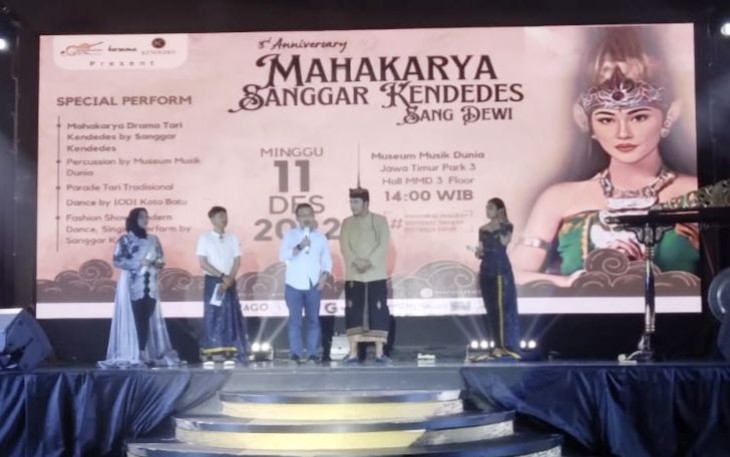 Wakil Wali Kota Batu Ir. H. Punjul Santoso, M.M saat memberikan dukungan dan apresiasi Founder Sanggar Kendedes Isa Afandi, Kota Batu, Minggu (11/12)