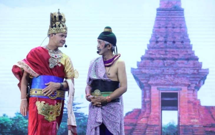 Ganjar Pranowo saat berakting panggung ketoprak Sumpah Amukti Palapa