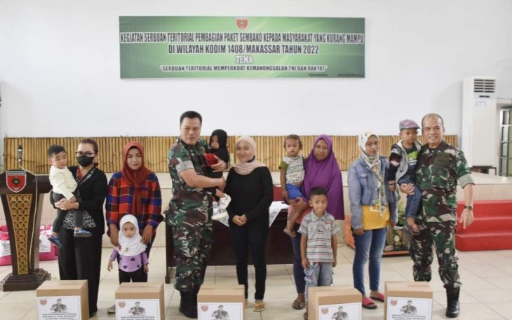Dandim 1408/Mks Kolonel Inf Nurman Syahreda saat baksos salurkan paket sembako warga kurang mampu, Senin (12/12) 