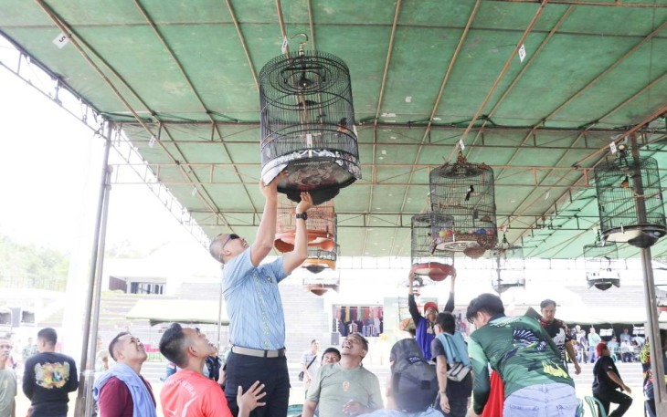 Dansatgas Yonif 645/Gty Letkol Inf Hudallah saat berpartisipasi dalam festival burung kicau, Minggu (11/12)