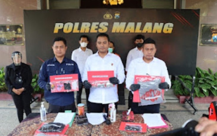 Polres Malang saat konferensi pers terkait pelemparan bondet. Senin (12/12)
