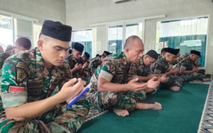 Do'a bersama prajurit Menarmed 2 Kostrad peringati Hari Juang TNI AD Ke-77 di Malang, Kamis (15/12)
