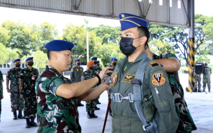 Danlanud Iswahjudi Marsekal Pertama TNI Irwan Pramuda saat menyematkan Badge Hawk Serial Number 