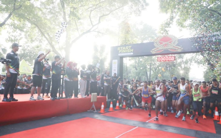 Kasad Jenderal TNI Dudung Abdurachman saat melepas peserta Infantry Day Run 10K, Bandung, Minggu (18/12) 