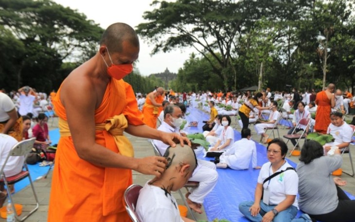 Prosesi pemotongan rambut calon Bhikku di Candi Borobudur, Magelang, Sabtu (17/12)