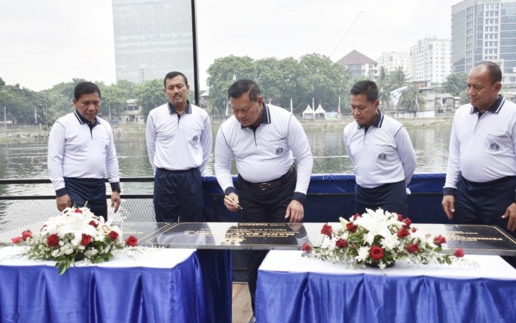 Kasal Laksamana TNI Yudo Margono saat menandatangani prasasti peresmian Food Court-2 di Jakarta, Minggu (18/12)