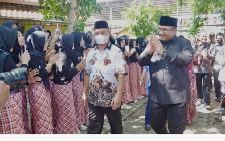 Menag menyapa siswa-siswi SMAN 2 Rembang di perayaan HUT ke 49