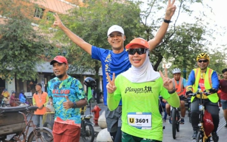 Ganjar dan Atikoh saat mengikuti Lari Amal UGM Ultra 73K Charity Run 2022, Yogyakarta, Minggu (18/12)