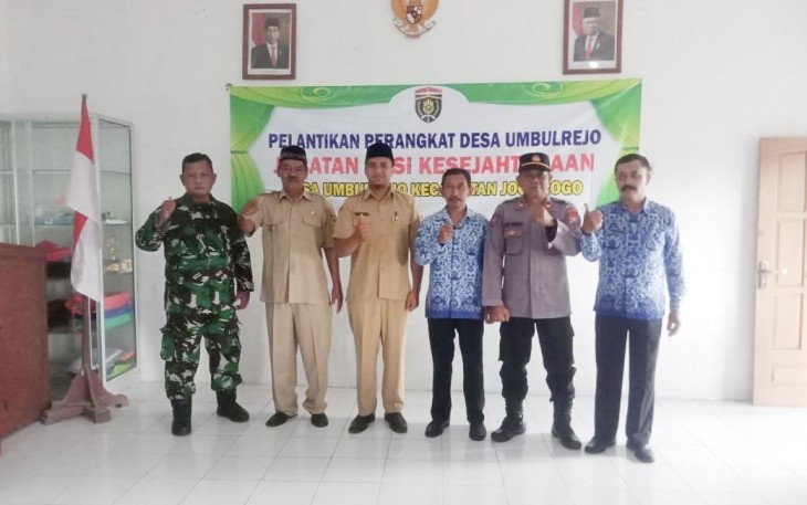 Peltu Ary Setiawan saat foto bersama perangkat desa