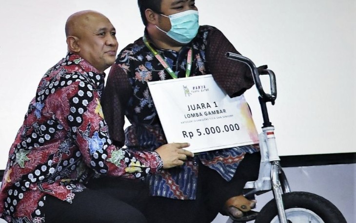 Menteri Teten Masduki bersama penyandang disabilitas di acara Karya Tanpa Batas 2022 