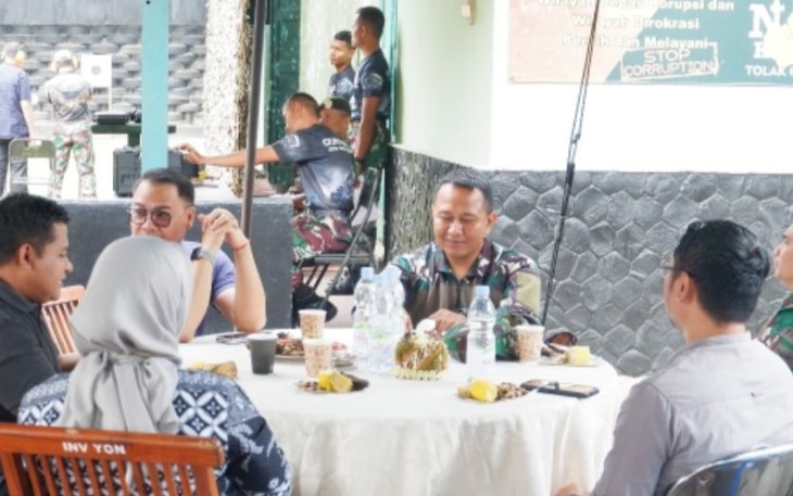 Danyonarmed 11 Kostrad Letkol Arm Gde Adhy Surya Mahendra saat komsos bersama komponen masyarakat, Selasa, (27/12)