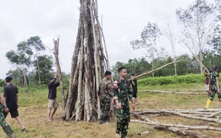 Persiapan api unggun rayakan pergantian tahun bersama masyarakat perbatasan 