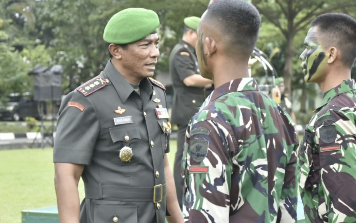 Danrindam Jaya Kolonel Inf Ayub Akbar bersama siswa Dikjurtaif Abit Dikmata TNI AD Gel I TA. 2022