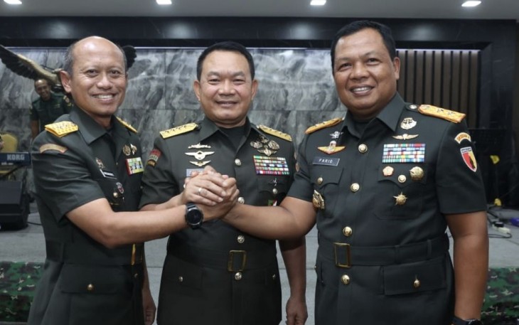 Kasad Jenderal TNI Dudung Abdurachman foto bersama Pangdam V Brawijaya usai sertijab