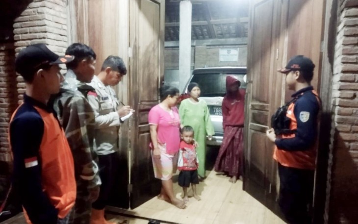 Evakuasi korban banjir di wilayah Polsek Sayung