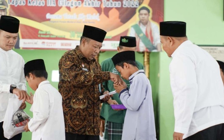 Kalapas Cilegon Enjat Lukmanul Hakim saat memberikan santunan anak yatim