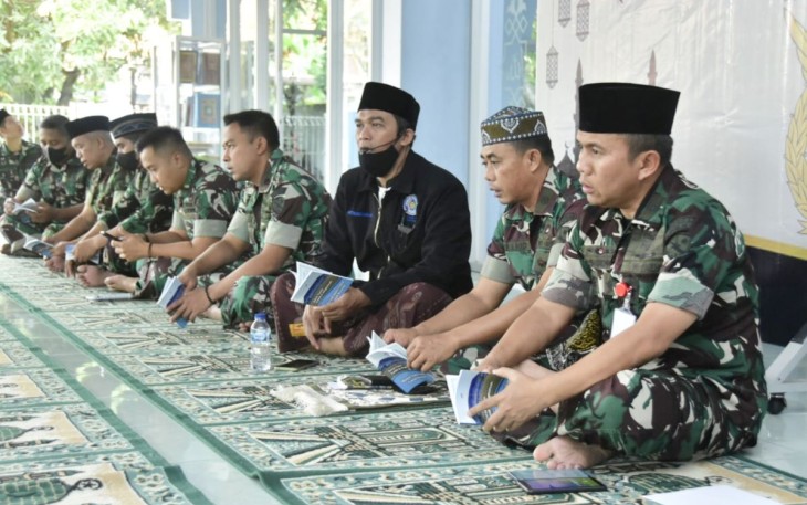 Doa bersama prajurit di masjid Abdurrohim Lanud Muljono, Jum'at (30/12) 