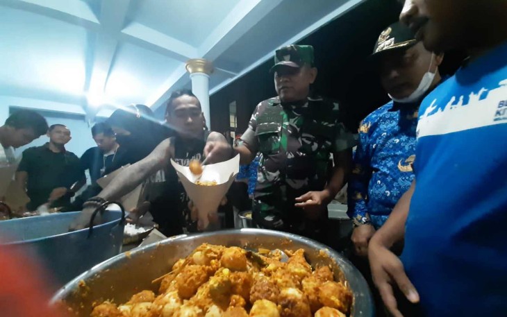 Bupati Malang bersama Dandim saat meninjau dapur umum di lokasi banjir Desa Sitiarjo, Kabupaten Malang, Senin (17/10/2022) malam.