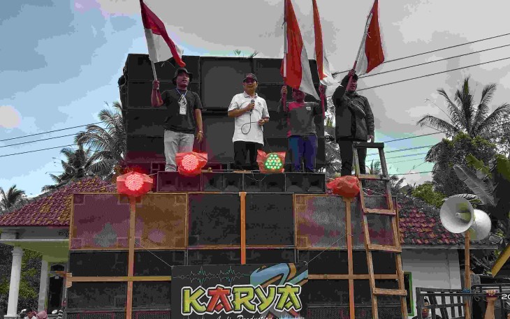 H. Gunawan HS, S.H., M.Hum, kaos putih saat memberangkatkan peserta karnaval, Minggu (23/10/2022) sore, di Desa Argotirto Kabupaten Malang.