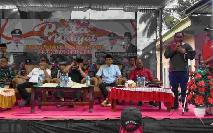 Kades Argotirto, Ahmad Soleh, saat sambutan.