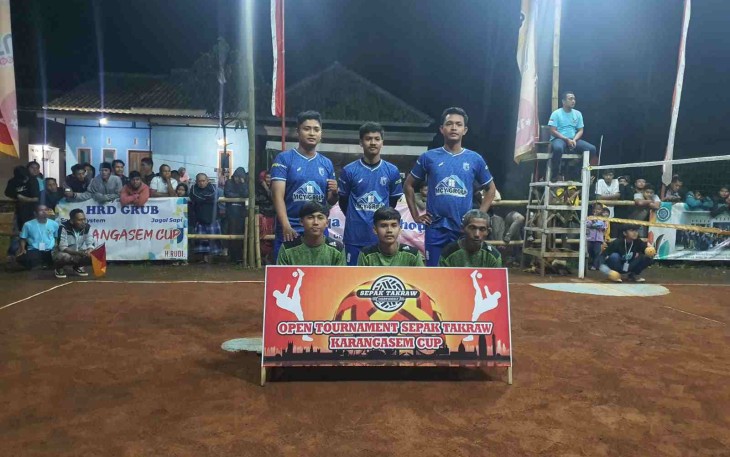 Tim MCY Group kostum biru, saat foto bersama.