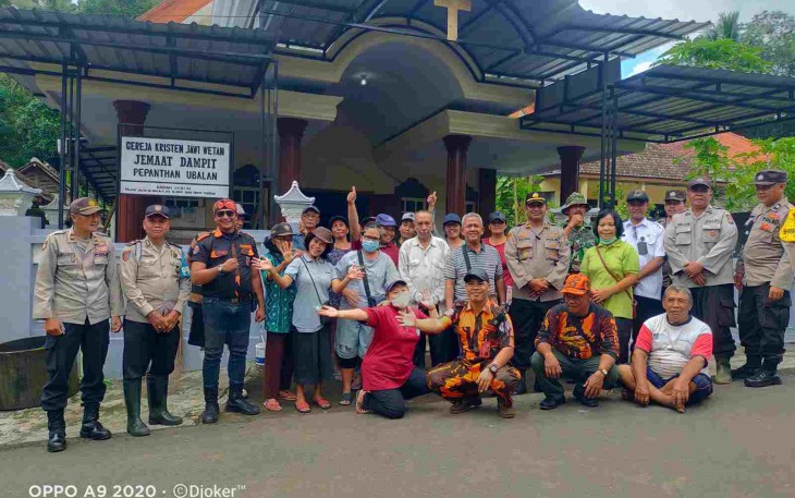 Foto bersama Muspika Dampit dan Pemuda Pancasila serta masyarakat Dampit, Rabu (30/11/2022).