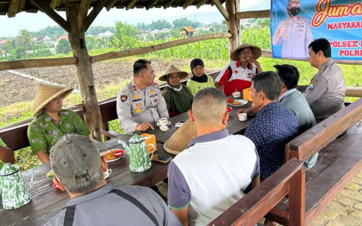 Suasana dialog antara Kapolsek Karangploso dan para petani, Jumat (30/12/2022)