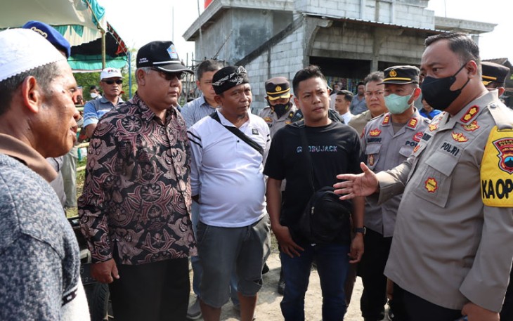 Kapolres Demak AKBP Budi Adhy Buono saat  meninjau sejumlah TPS di Desa Krajan Bogo Kecamatan Bonang dan Desa Baleromo Kecamatan Dempet.
