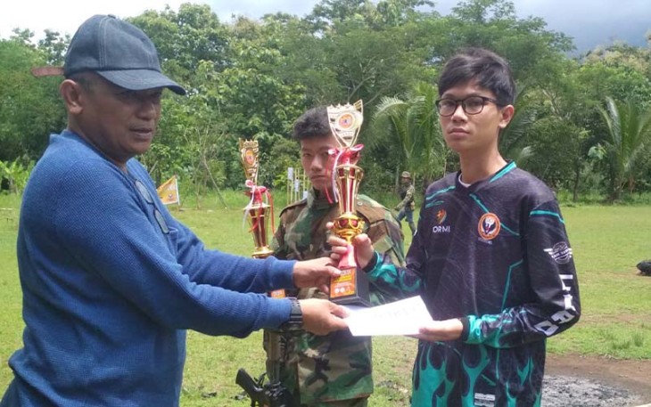 Ketua Umum PORGASI Kabupaten Karanganyar, Kurniadi Maulato menyerahkan trofi kejuaraan Kompetisi Simulasi Taktikal (KST) "The Redemption 2" Bupati Karanganyar Cup 2022, Minggu (27/11/2022).
