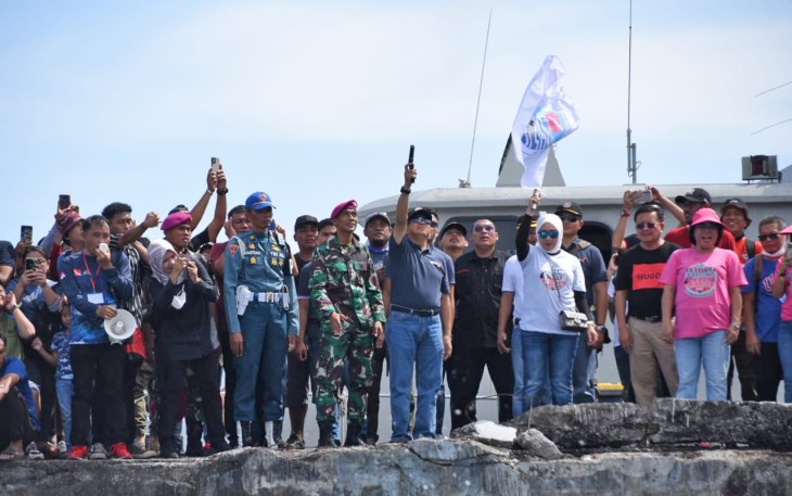 Ketua Umum TP-PKK Pusat peserta Fins Swimming di dermaga Languyu Satrol Lantamal VIII Bitung