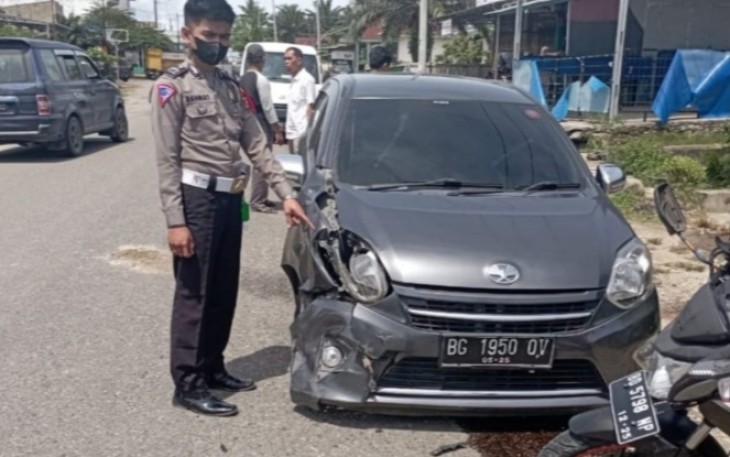 Pasca kejadian lakalantas, petugas mengamankan TKP.