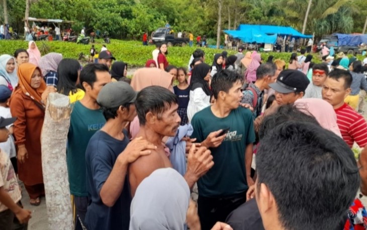 Pasca kejadian warga panik berkerumun mengevakuasi korban.