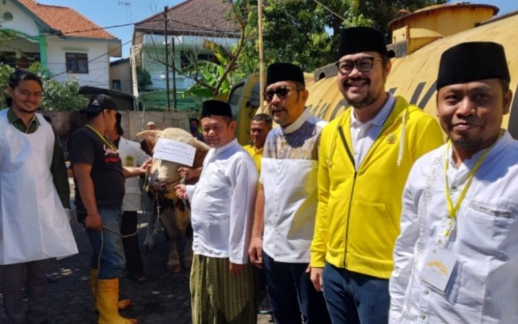 Ketua DPD Partai Golkar Jatim M Sarmuji saat usai melakukan sholat Idul Adha sekaligus pemotongan hewan kurban di Kantor DPD Partai Golkar Jatim Jl A Yani Surabaya, Minggu (10/7/2022).