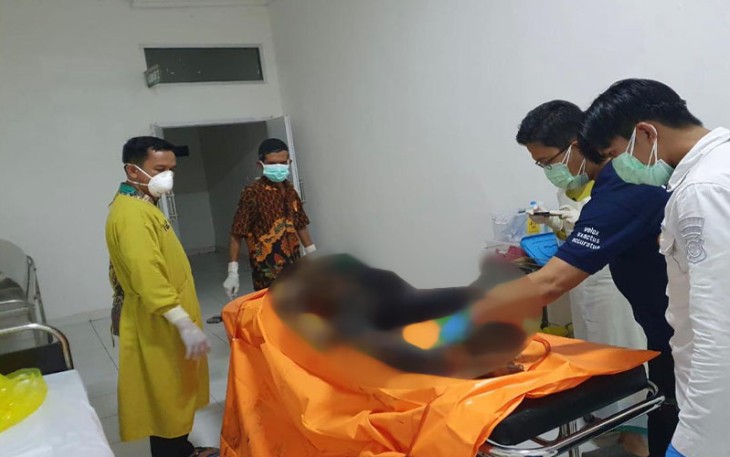 Polisi saat identifikasi jenazah korban